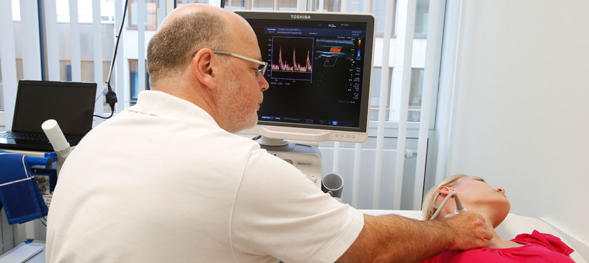 Behandlungsmöglichkeiten: Verödung, Infusionen, Schaumverödung, Gehtraining Behandlungsmöglichkeiten: Verödung, Infusionen, Schaumverödung, Gehtraining